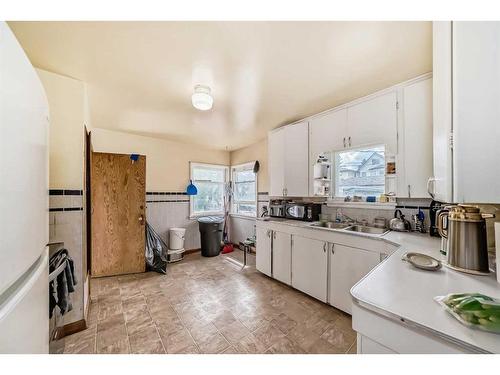 2627 33 Street Sw, Calgary, AB - Indoor Photo Showing Kitchen With Double Sink
