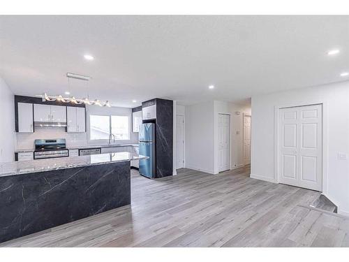 6640 Penbrooke Drive Se, Calgary, AB - Indoor Photo Showing Kitchen