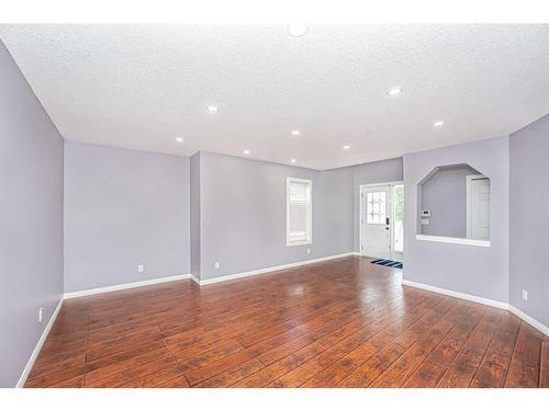 681 Coventry Drive, Calgary, AB - Indoor Photo Showing Other Room