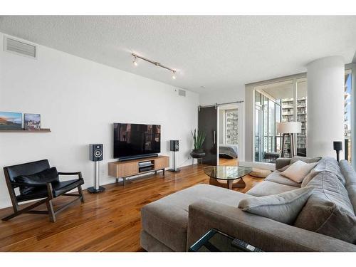 1806-433 11 Avenue Se, Calgary, AB - Indoor Photo Showing Living Room