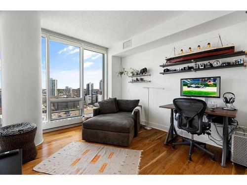 1806-433 11 Avenue Se, Calgary, AB - Indoor Photo Showing Living Room