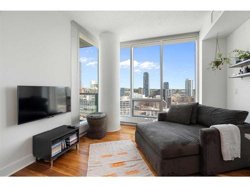 1806-433 11 Avenue Se, Calgary, AB - Indoor Photo Showing Living Room