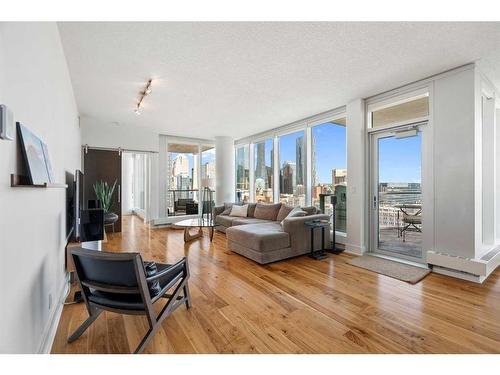 1806-433 11 Avenue Se, Calgary, AB - Indoor Photo Showing Living Room