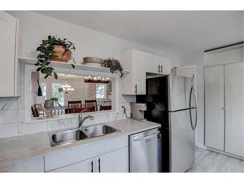 43-10401 19 Street Sw, Calgary, AB - Indoor Photo Showing Kitchen With Double Sink