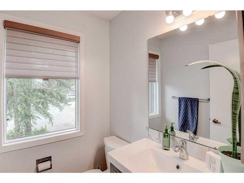 43-10401 19 Street Sw, Calgary, AB - Indoor Photo Showing Bathroom