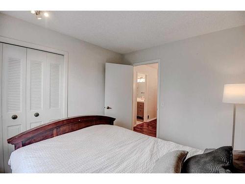 43-10401 19 Street Sw, Calgary, AB - Indoor Photo Showing Bedroom