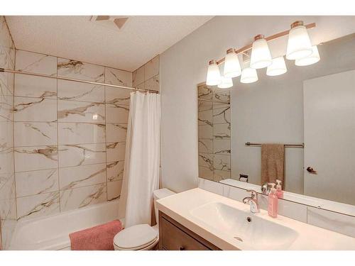 43-10401 19 Street Sw, Calgary, AB - Indoor Photo Showing Bathroom