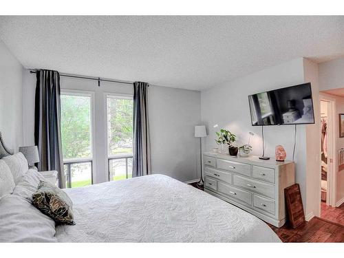 43-10401 19 Street Sw, Calgary, AB - Indoor Photo Showing Bedroom