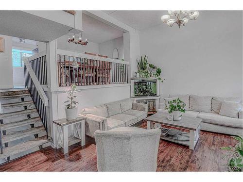 43-10401 19 Street Sw, Calgary, AB - Indoor Photo Showing Living Room