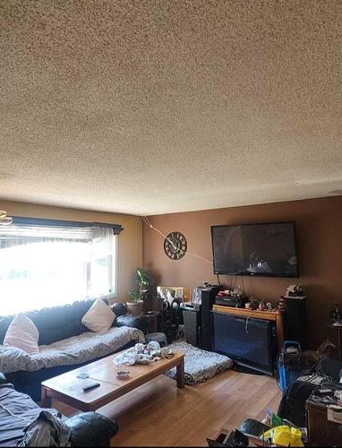 372 Penswood Way Se, Calgary, AB - Indoor Photo Showing Living Room