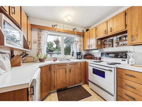10228 Maple Brook Place Se, Calgary, AB - Indoor Photo Showing Kitchen