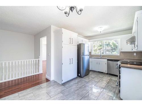 427 Brookpark Drive Sw, Calgary, AB - Indoor Photo Showing Kitchen