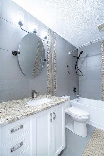 427 Brookpark Drive Sw, Calgary, AB - Indoor Photo Showing Bathroom
