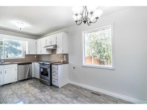 427 Brookpark Drive Sw, Calgary, AB - Indoor Photo Showing Kitchen