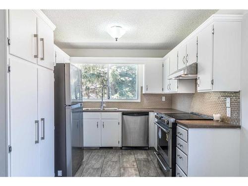 427 Brookpark Drive Sw, Calgary, AB - Indoor Photo Showing Kitchen