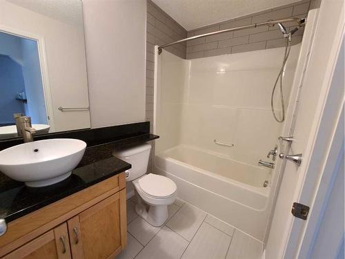 4309-70 Panamount Drive Nw, Calgary, AB - Indoor Photo Showing Bathroom