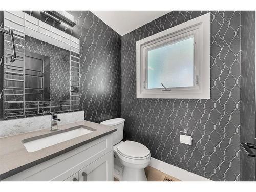 655 Wilderness Drive Se, Calgary, AB - Indoor Photo Showing Bathroom