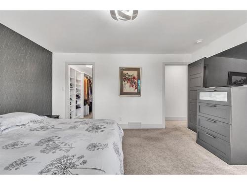 655 Wilderness Drive Se, Calgary, AB - Indoor Photo Showing Bedroom