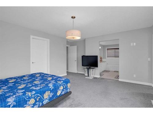 233 Crestmont Drive Sw, Calgary, AB - Indoor Photo Showing Bedroom