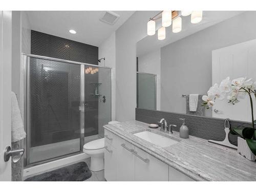 233 Crestmont Drive Sw, Calgary, AB - Indoor Photo Showing Bathroom