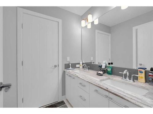 233 Crestmont Drive Sw, Calgary, AB - Indoor Photo Showing Bathroom