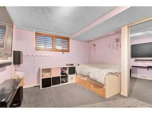 82 Hawkwood Boulevard Nw, Calgary, AB - Indoor Photo Showing Bedroom