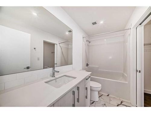 2211-681 Savanna Boulevard Ne, Calgary, AB - Indoor Photo Showing Bathroom