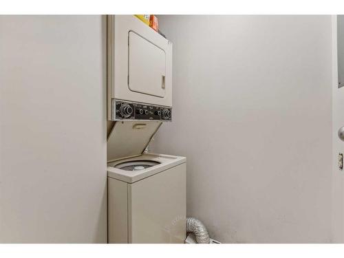 1712-1712 Edenwold Heights Nw, Calgary, AB - Indoor Photo Showing Laundry Room
