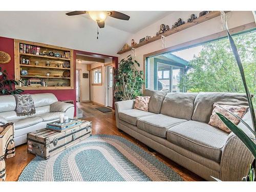 411 1A Avenue Sw, Diamond Valley, AB - Indoor Photo Showing Living Room