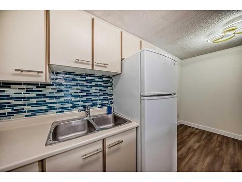 12-2712 Edenwold Heights Nw, Calgary, AB - Indoor Photo Showing Kitchen With Double Sink