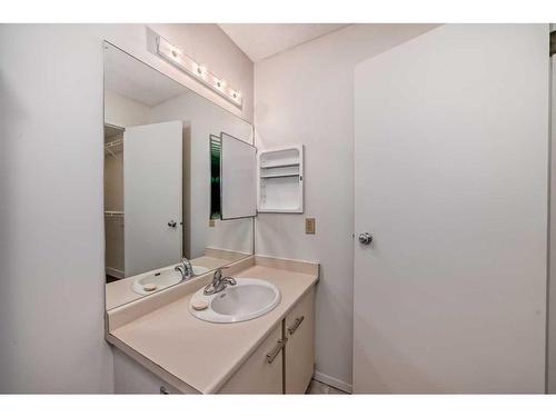 12-2712 Edenwold Heights Nw, Calgary, AB - Indoor Photo Showing Bathroom