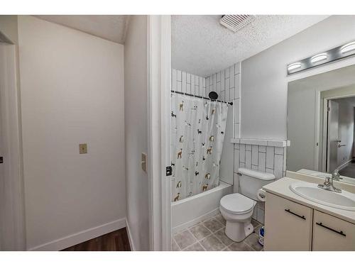 12-2712 Edenwold Heights Nw, Calgary, AB - Indoor Photo Showing Bathroom