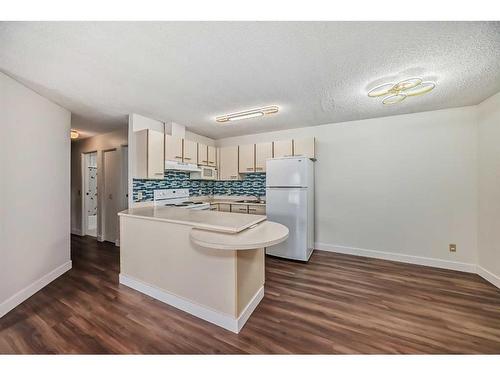 12-2712 Edenwold Heights Nw, Calgary, AB - Indoor Photo Showing Kitchen