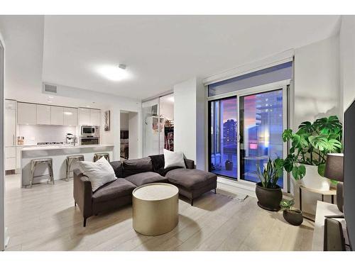 2104-901 10 Avenue Sw, Calgary, AB - Indoor Photo Showing Living Room