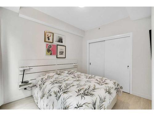 --317 9A Street Nw, Calgary, AB - Indoor Photo Showing Bedroom