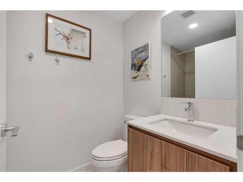 --317 9A Street Nw, Calgary, AB - Indoor Photo Showing Bathroom