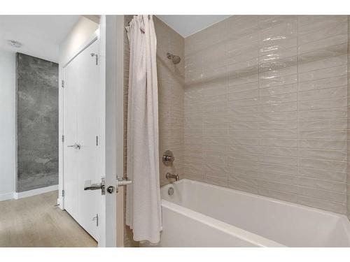 --317 9A Street Nw, Calgary, AB - Indoor Photo Showing Bathroom