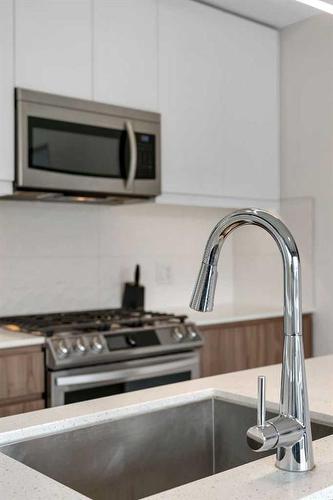 --317 9A Street Nw, Calgary, AB - Indoor Photo Showing Kitchen With Stainless Steel Kitchen With Double Sink With Upgraded Kitchen