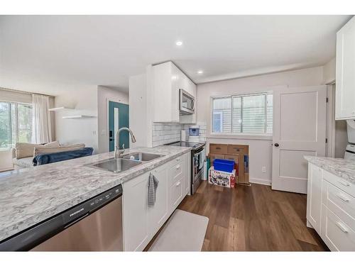 1803 /1805 41 Street Nw, Calgary, AB - Indoor Photo Showing Kitchen With Double Sink