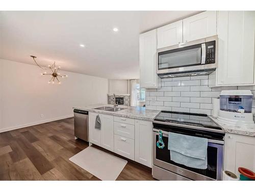 1803 /1805 41 Street Nw, Calgary, AB - Indoor Photo Showing Kitchen With Double Sink