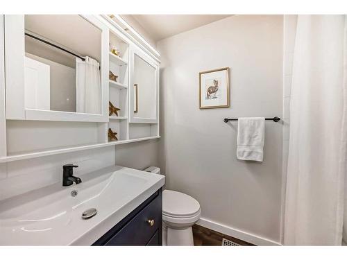 1803 /1805 41 Street Nw, Calgary, AB - Indoor Photo Showing Bathroom