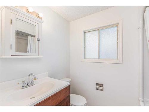 29 Mckenna Crescent Se, Calgary, AB - Indoor Photo Showing Bathroom