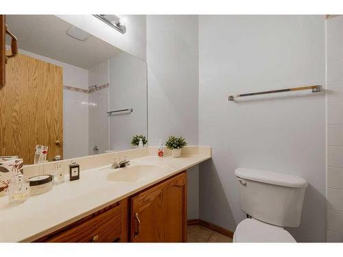 371 Sunlake Road Se, Calgary, AB - Indoor Photo Showing Bathroom