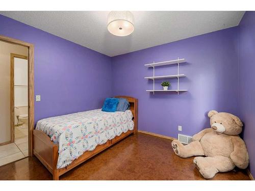 371 Sunlake Road Se, Calgary, AB - Indoor Photo Showing Bedroom