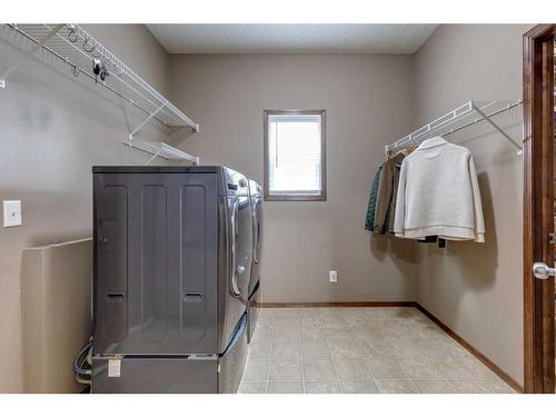 439 Cranfield Gardens Se, Calgary, AB - Indoor Photo Showing Laundry Room