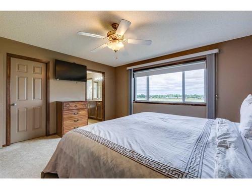 439 Cranfield Gardens Se, Calgary, AB - Indoor Photo Showing Bedroom