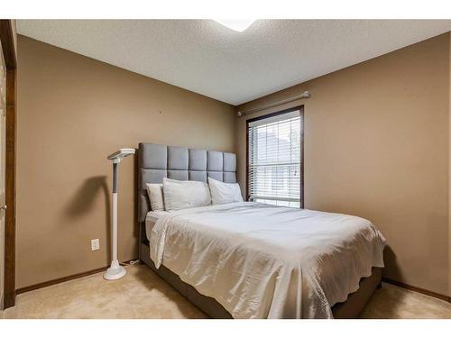 439 Cranfield Gardens Se, Calgary, AB - Indoor Photo Showing Bedroom