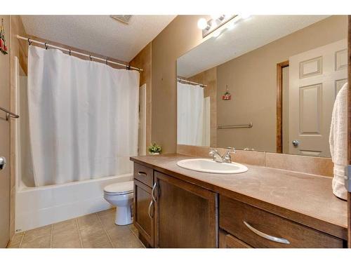 439 Cranfield Gardens Se, Calgary, AB - Indoor Photo Showing Bathroom