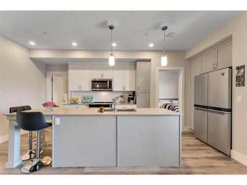 304-1702 17 Avenue Sw, Calgary, AB - Indoor Photo Showing Kitchen With Upgraded Kitchen