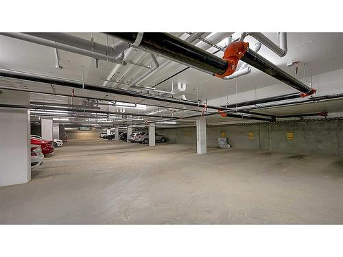 304-1702 17 Avenue Sw, Calgary, AB - Indoor Photo Showing Garage
